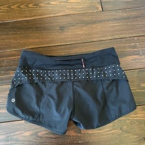 Lululemon Speed Up Low Ride 2.5” Short | Reflective Black Dots SIZE 6